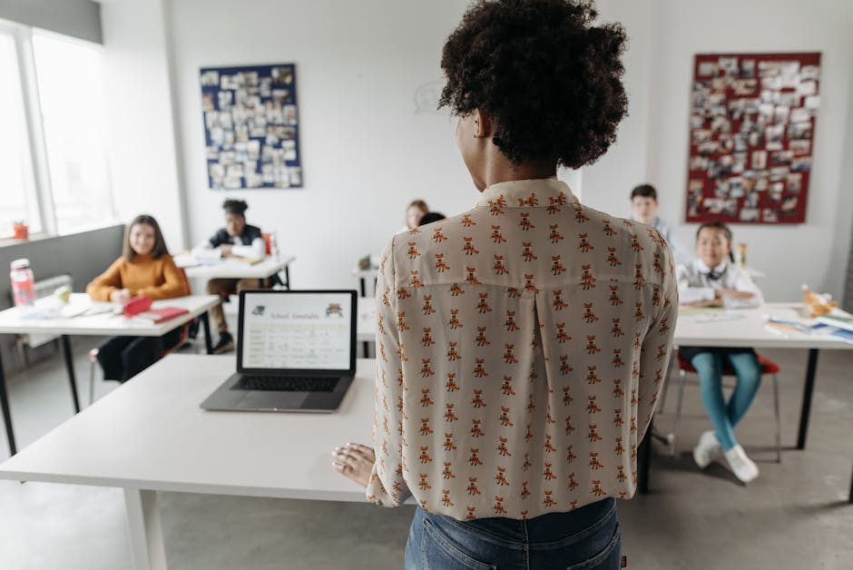 teacher-classroom-technology-laptop