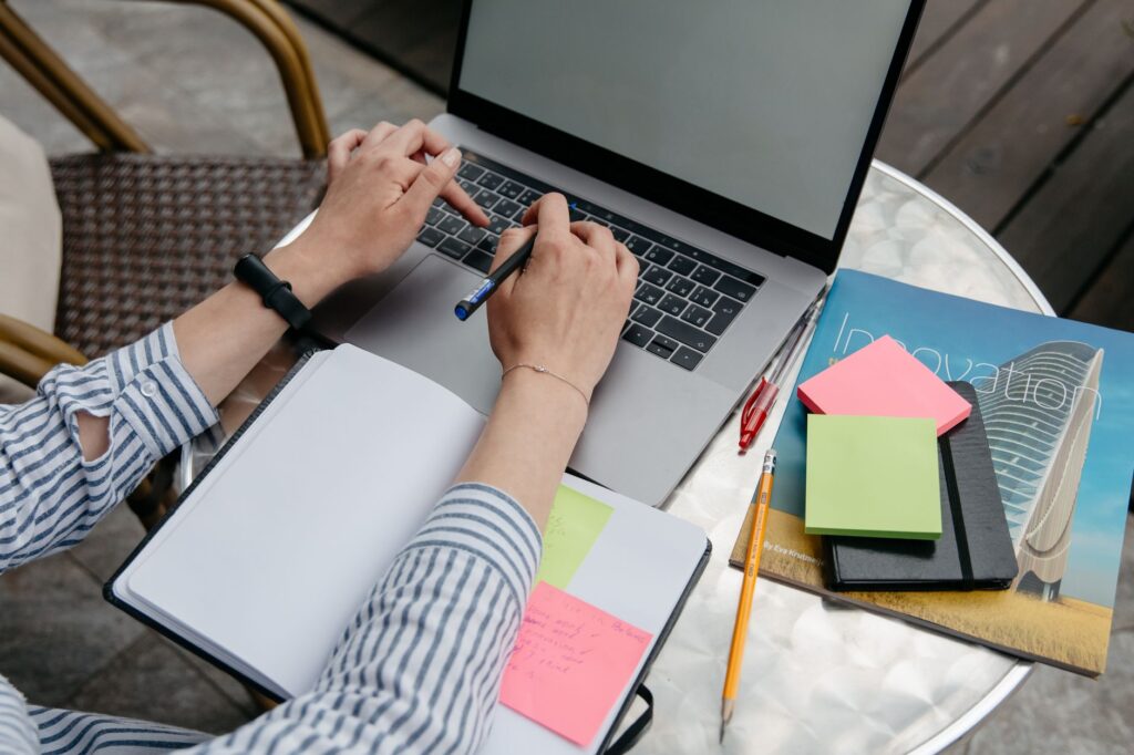 Student using laptop for note-taking apps comparison 2026