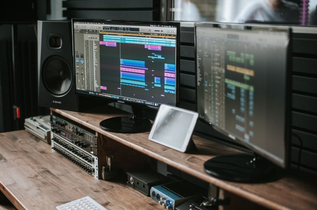 Best Free Screen Recording Tools in 2026: OBS vs Loom vs Screencastify vs ShareX for Indian Creators Dual monitor screen recording and video editing software setup for content creators