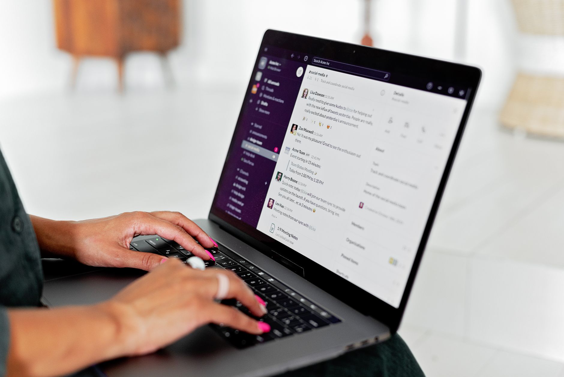Best Free Note-Taking Apps in 2026: Obsidian vs Notion vs Logseq vs Joplin for Indian Students and Professionals Woman using a productivity app on laptop comparing note-taking software options