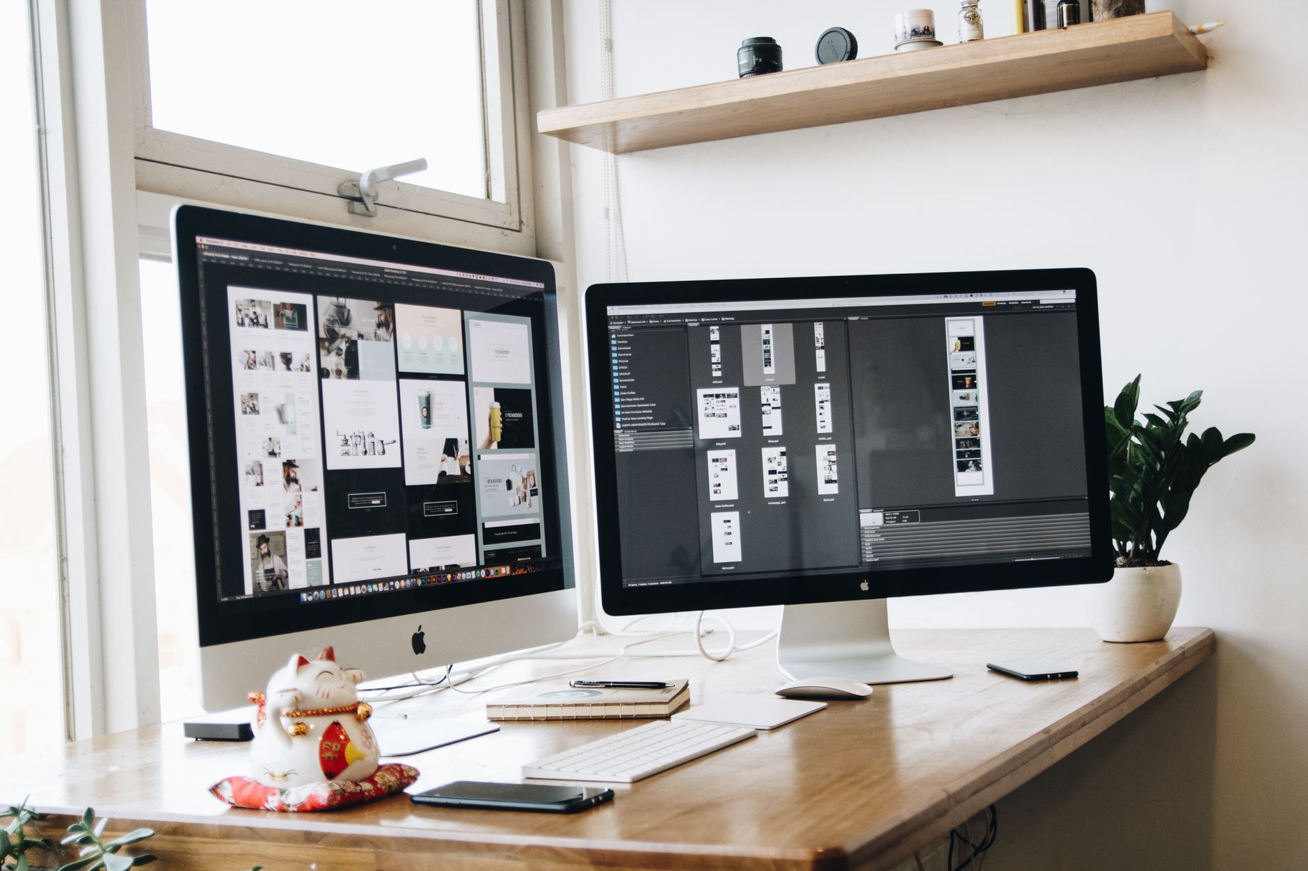 AI Note-Taking Apps 2026: Obsidian vs Mem A clean, organized workspace featuring dual monitors, ideal for productivity and creative work